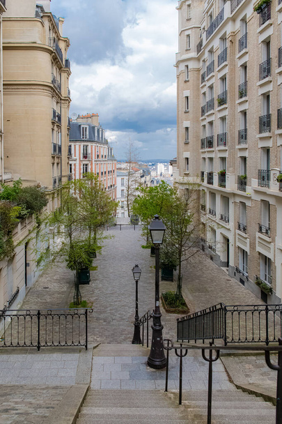 Paryż, typowe schody i ulica, piękne budynki w Montmartre - Zdjęcie, obraz