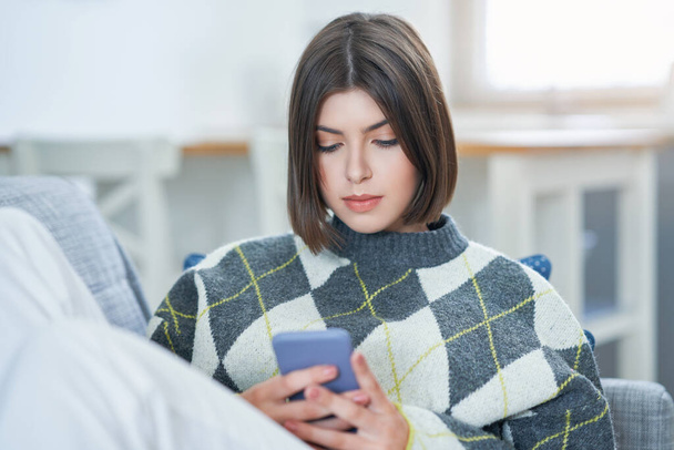 Teenage girl texting at home - Φωτογραφία, εικόνα