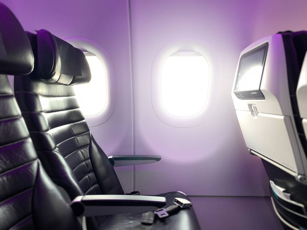 Assentos de avião da classe económica de cabina com monitor. - Foto, Imagem