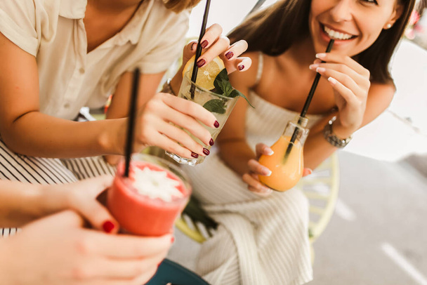 Kauniita tyttöjä juominen cocktail kahvilassa ja hauskaa. - Valokuva, kuva