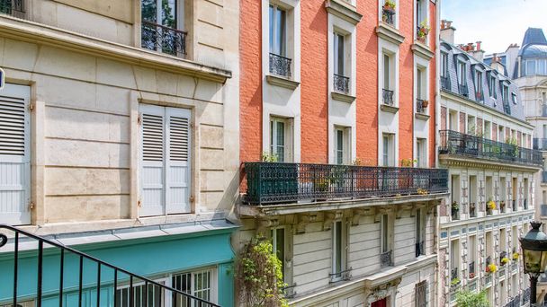Paris, tipik cepheler ve caddeler, Montmartre 'deki güzel binalar. - Fotoğraf, Görsel