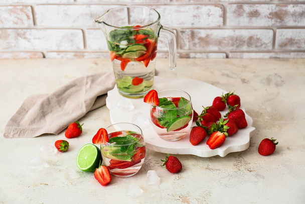 Savoureux mojito aux fraises sur la table - Photo, image