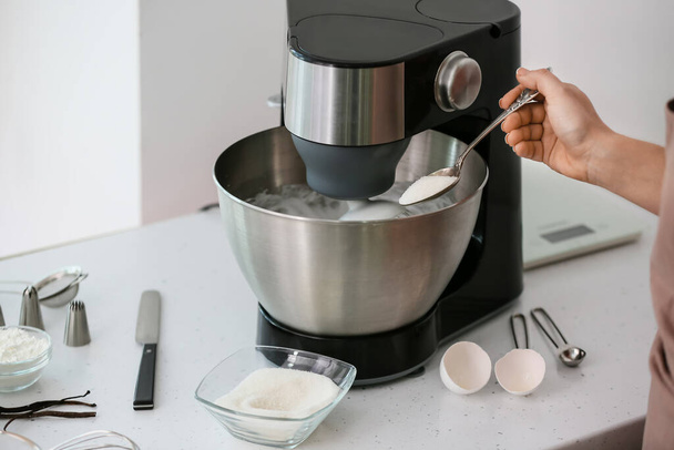Mulher preparando merengue na cozinha - Foto, Imagem