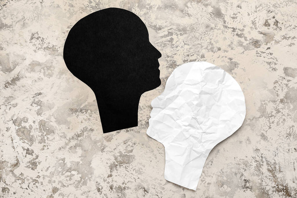 Χάρτινα ανθρώπινα κεφάλια σε ελαφρύ φόντο. Έννοια ρατσισμού - Φωτογραφία, εικόνα