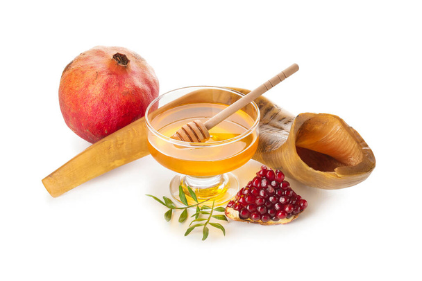 Shofar hunajaa ja granaattiomena valkoisella taustalla. Rosh Hashanah (Juutalainen uusivuosi) juhla - Valokuva, kuva