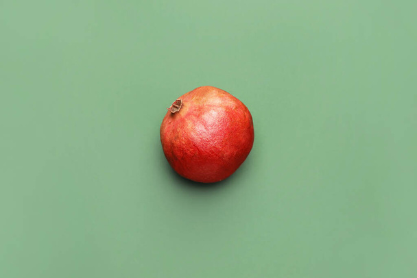 Fresh pomegranate on color background - Foto, Imagem