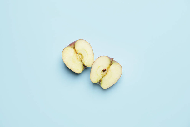 Вырезать свежее яблоко на фоне цвета - Фото, изображение