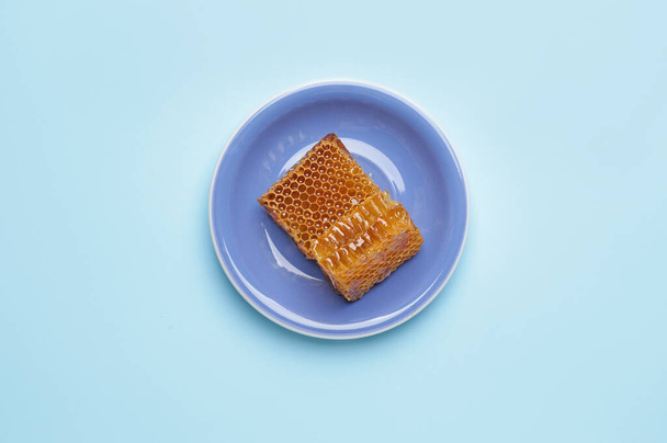Plate with honey on color background - Foto, Imagem