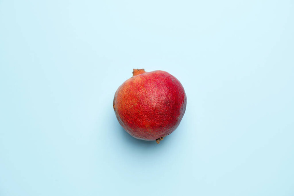 Čerstvé granátové jablko na barevném pozadí - Fotografie, Obrázek