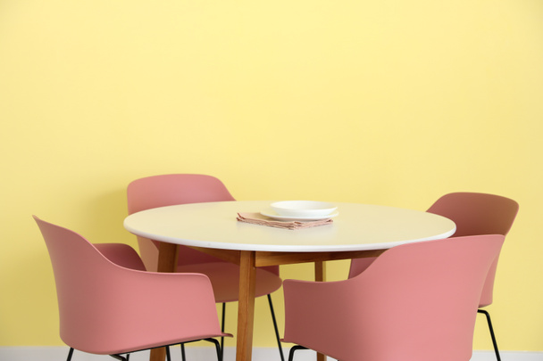 Dining table near color wall - Fotografie, Obrázek