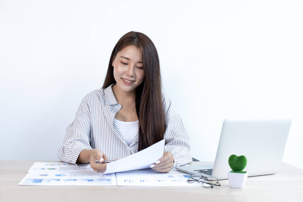Boldog üzletemberek, ázsiai női alkalmazott dolgozik a cég pénzügyi könyvvizsgálat egy mosolygós arc, Munkavállalók jó hozzáállás és jó természetű. - Fotó, kép