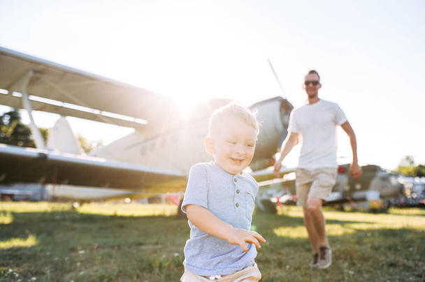 A dad and a son spend time together outdoors - 写真・画像