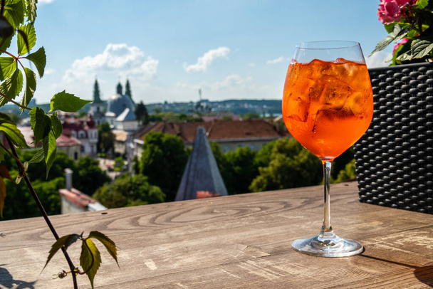 cocktail aperol kaupungin taustalla - Valokuva, kuva