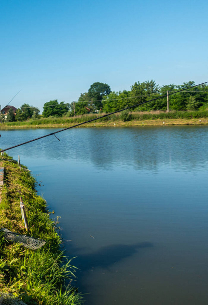 Рыбалка на озере, отдых за городом - Фото, изображение