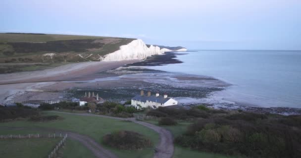 Wielka Brytania, East Sussex, Eastbourne, Beachy Head lighthouse, Seven Sisters coastline, białe klify kredowe Beachy Head - Materiał filmowy, wideo