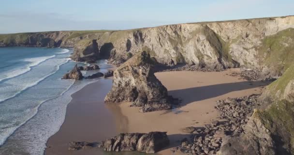 Verenigd Koninkrijk, Cornwall, Rugged Cornish kustlijn en rotsen bij Bedruthan Steps - Video