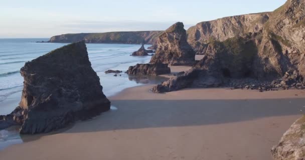 Verenigd Koninkrijk, Cornwall, Rugged Cornish kustlijn en rotsen bij Bedruthan Steps - Video