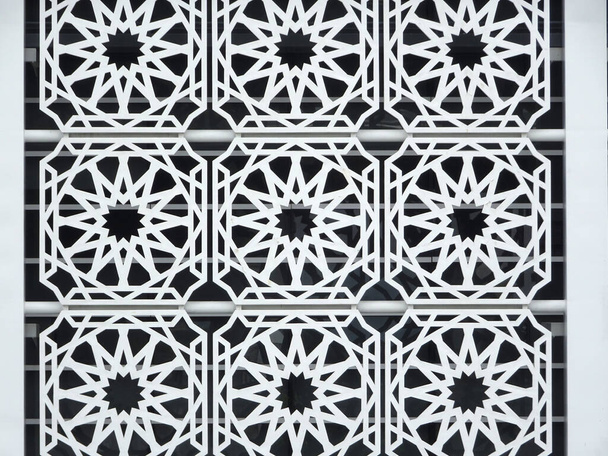 Padrão de geometria islâmica feita a partir de metais e concreto de reforço de fibra de solo usado como fachada de construção como decoração de parede.  - Foto, Imagem