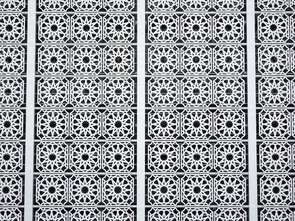 金属製のイスラム幾何学模様と壁の装飾として建物のファサードとして使用地上繊維強化コンクリート.  - 写真・画像