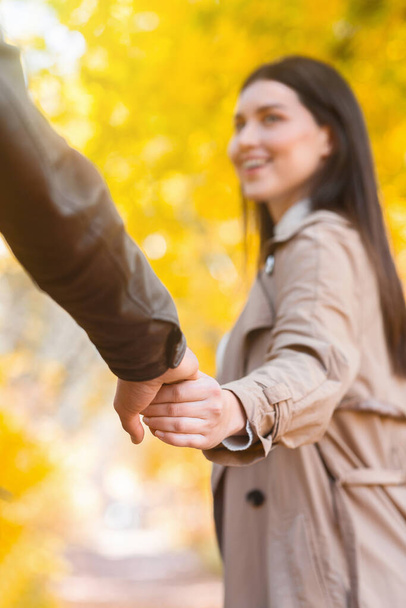 Menina emocional guiando seu namorado pela floresta de outono, close-up - Foto, Imagem