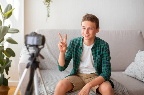 Berühmte Teenager-Bloggerin sendet von zu Hause aus mit der Kamera - Foto, Bild