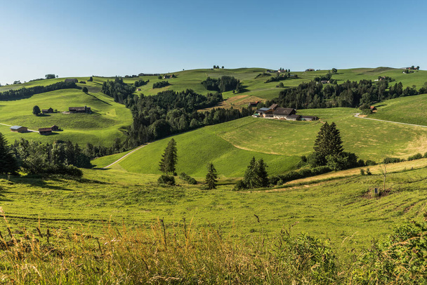 Tájkép Appenzellerland zöld legelőkkel és parasztházakkal, Appenzell belső-rodéziai kanton, Svájc - Fotó, kép
