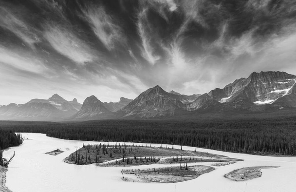 Festői hegyi kilátás a kanadai Sziklás-hegységben a nyári szezonban - Fotó, kép