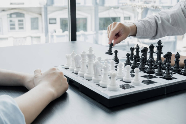 Die Hände von Geschäftsleuten, die Schach in Schachwettbewerben bewegen, demonstrieren Führung, Anhänger und strategische Pläne, Geschäftserfolgsprozesse und Teamarbeit. - Foto, Bild