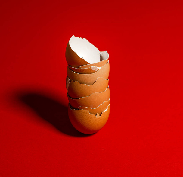 Törött barna tojáshéj vörös alapon - Fotó, kép