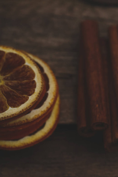 Кусочки сушеного апельсина на столе
 - Фото, изображение