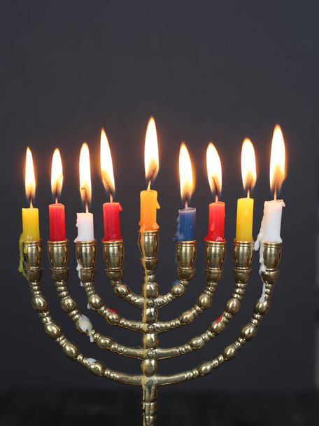Joodse feestdag Chanoeka en zijn beroemde negen-vertakte menorah - Foto, afbeelding