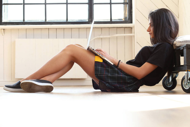 Учеба, образ жизни. Красивая девушка учится с ноутбуком
 - Фото, изображение