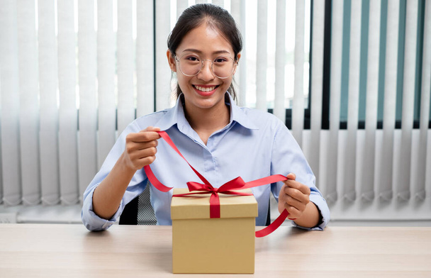 Asyalı kadınlar sürpriz kutuyu açmaktan mutluluk duyarlar. Bayramlarda, Noel 'de, doğum gününde ya da Sevgililer Günü' nde heyecanla, neşeyle ve gülümsemeyle şaşkına dönerler.. - Fotoğraf, Görsel
