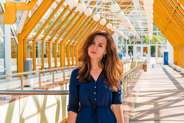 Ritratto di una giovane donna di successo in uno spazio luminoso e moderno sul ponte pedonale giallo di Mosca - Foto, immagini