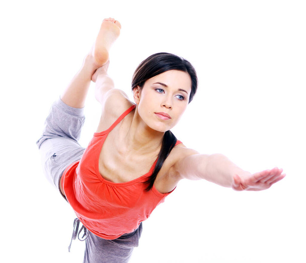 Mujer joven y hermosa haciendo ejercicios de yoga - Foto, Imagen