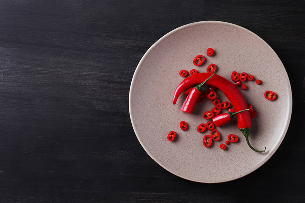 Vörös chili paprika az asztalon - Fotó, kép