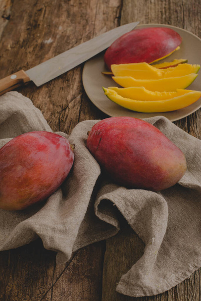 Вкусное манго на деревянном столе
 - Фото, изображение