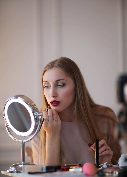 Make-up. Beauty blogger at work - Foto, imagen