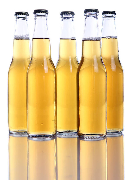 Бутылки холодного и свежего пива на белом фоне
 - Фото, изображение