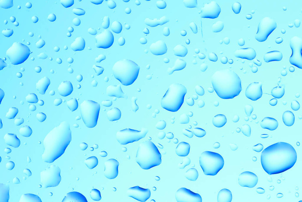 Краплі води на склі на синьому фоні
 - Фото, зображення