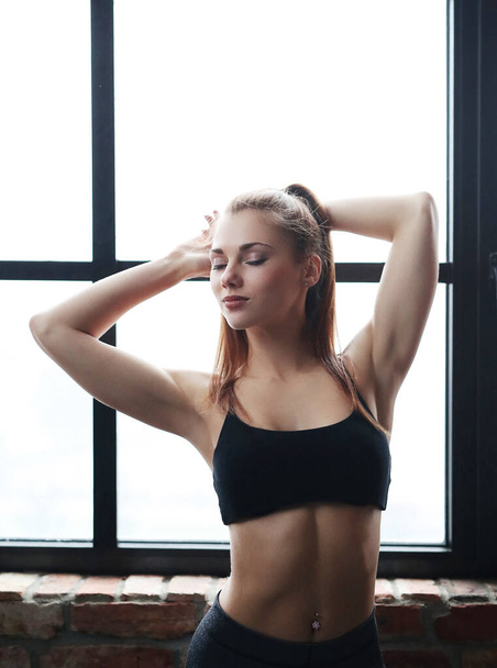 Porträt einer sexy jungen Frau beim Training im Fitnessstudio - Foto, Bild