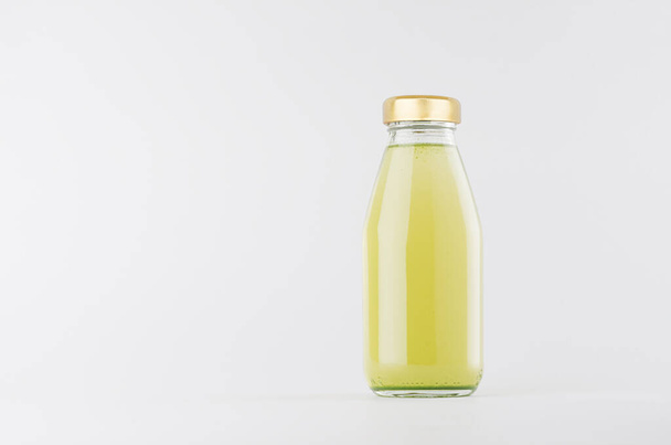 Zöld gyümölcslé üvegben arany kupakkal mock up fehér háttér másolási hely, sablon csomagolás, reklám, design termék, márka. - Fotó, kép