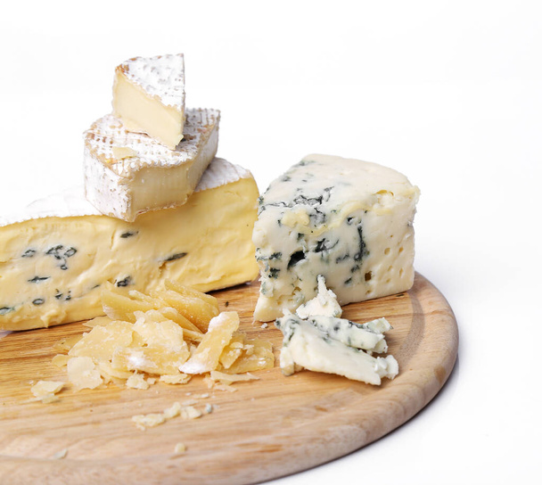 Delicioso queso sobre un fondo blanco - Foto, imagen