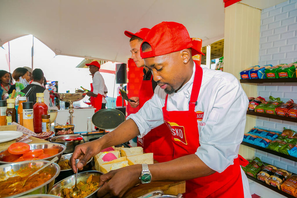 Soweto, South Africa - September 8, 2018: Professional Chefs cooking and preparing street food called Bunny Chow at food festival - Foto, Imagen