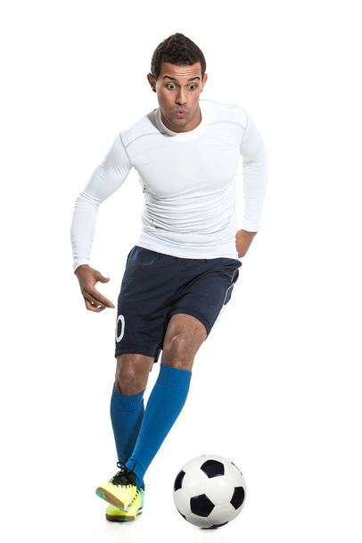 Jogador de futebol profissional no fundo branco
 - Foto, Imagem