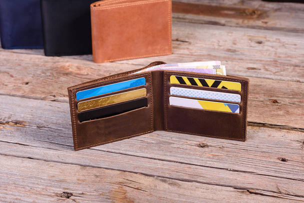 Carteira de couro elegante com dinheiro e caixa em fundo de madeira - Foto, Imagem