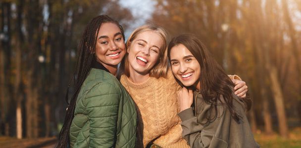 Porträt von drei jungen Freundinnen, die Zeit im Park verbringen - Foto, Bild