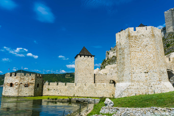 Προβολή στο μεσαιωνικό φρούριο Golubac στη Σερβία - Φωτογραφία, εικόνα