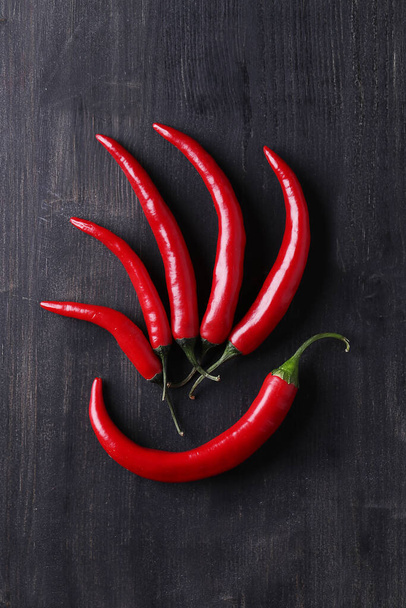 Rode chili pepers op tafel - Foto, afbeelding