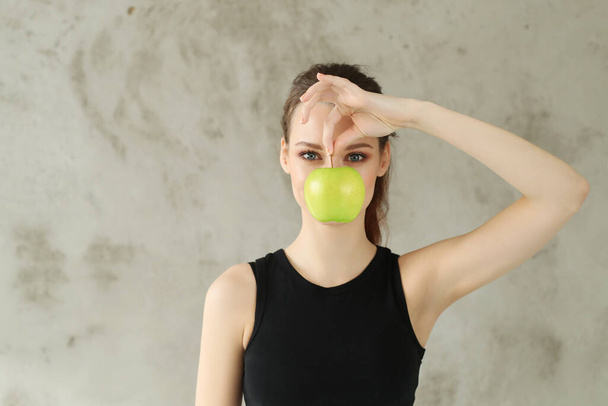Frau mit grünem Apfel - Foto, Bild